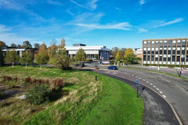 ENGLAND, DUNSTable ToWN - 22ND ECTOBER, 2022: Yüksek açılı Drone Kameralı Merkez Bedfordshire Yüksek Öğrenim Koleji, gün batımı saati