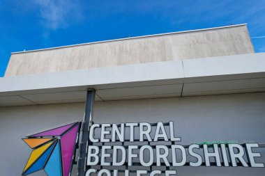 ENGLAND, DUNSTable ToWN - 22ND ECTOBER, 2022: Yüksek açılı Drone Kameralı Merkez Bedfordshire Yüksek Öğrenim Koleji, gün batımı saati