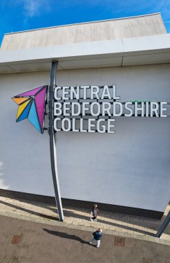 Yüksek Açı Panoramik Perakende Parkı ve İngiltere 'nin Merkez Dunstable Kasabası Büyük Britanya. Drone 'un Hava Aracı Açık Güneşli ve Soğuk İngiltere Sabahında Kamera Görüntüsü.