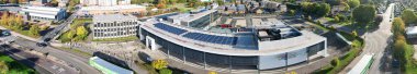 Yüksek Açı Panoramik Perakende Parkı ve İngiltere 'nin Merkez Dunstable Kasabası Büyük Britanya. Drone 'un Hava Aracı Açık Güneşli ve Soğuk İngiltere Sabahında Kamera Görüntüsü.