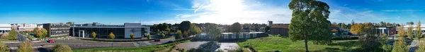 ハイアングル パノラマ ビュー リテールパークとセントラル ダンスタブル タウン イングランド英国 晴れた日と英国上空の寒い朝のドローンのカメラビュー — ストック写真