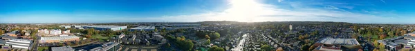 ハイアングル パノラマ ビュー リテールパークとセントラル ダンスタブル タウン イングランド英国 晴れた日と英国上空の寒い朝のドローンのカメラビュー — ストック写真