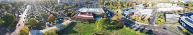 Yüksek Açı Panoramik Perakende Parkı ve İngiltere 'nin Merkez Dunstable Kasabası Büyük Britanya. Drone 'un Hava Aracı Açık Güneşli ve Soğuk İngiltere Sabahında Kamera Görüntüsü.