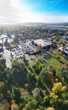 Yüksek Açı Panoramik Perakende Parkı ve İngiltere 'nin Merkez Dunstable Kasabası Büyük Britanya. Drone 'un Hava Aracı Açık Güneşli ve Soğuk İngiltere Sabahında Kamera Görüntüsü.