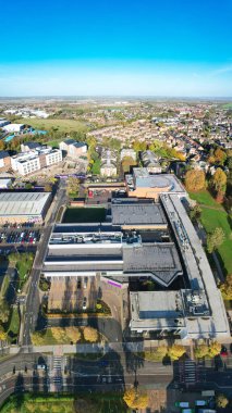 Yüksek Açı Panoramik Perakende Parkı ve İngiltere 'nin Merkez Dunstable Kasabası Büyük Britanya. Drone 'un Hava Aracı Açık Güneşli ve Soğuk İngiltere Sabahında Kamera Görüntüsü.