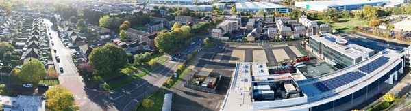 大英帝国零售公园和中部可转让城镇的高角度全景 英国晴空万里的无人机摄像 — 图库照片