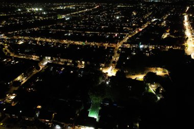 Gece şehrin havadan görünümü