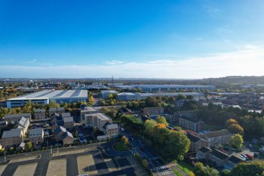 ENGLAND, UK, DUNSTABLE TOWN - 22 Ekim 2022: Dunstable Town Centre, Buildings and Roads of England İngiltere Yüksek Açı Manzarası. Yüksek Açı Drone Kamera Görünümü 