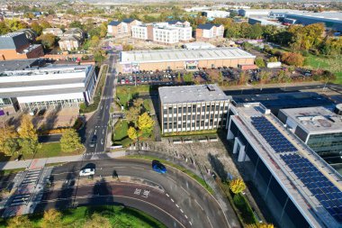 ENGLAND, UK, DUNSTABLE TOWN - 22 Ekim 2022: Dunstable Town Centre, Buildings and Roads of England İngiltere Yüksek Açı Manzarası. Yüksek Açı Drone Kamera Görünümü 