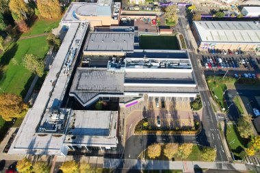 ENGLAND, UK, DUNSTABLE TOWN - 22 Ekim 2022: Dunstable Town Centre, Buildings and Roads of England İngiltere Yüksek Açı Manzarası. Yüksek Açı Drone Kamera Görünümü 
