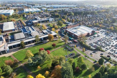 ENGLAND, UK, DUNSTABLE TOWN - 22 Ekim 2022: Dunstable Town Centre, Buildings and Roads of England İngiltere Yüksek Açı Manzarası. Yüksek Açı Drone Kamera Görünümü 