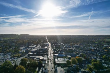 ENGLAND, UK, DUNSTABLE TOWN - 22 Ekim 2022: Dunstable Town Centre, Buildings and Roads of England İngiltere Yüksek Açı Manzarası. Yüksek Açı Drone Kamera Görünümü 