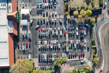 ENGLAND, UK, DUNSTABLE TOWN - 22 Ekim 2022: Dunstable Town Centre, Buildings and Roads of England İngiltere Yüksek Açı Manzarası. Yüksek Açı Drone Kamera Görünümü 