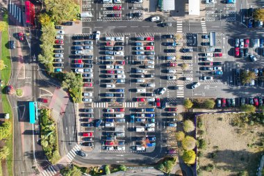 ENGLAND, UK, DUNSTABLE TOWN - 22 Ekim 2022: Dunstable Town Centre, Buildings and Roads of England İngiltere Yüksek Açı Manzarası. Yüksek Açı Drone Kamera Görünümü 