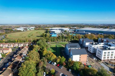 ENGLAND, UK, DUNSTABLE TOWN - 22 Ekim 2022: Dunstable Town Centre, Buildings and Roads of England İngiltere Yüksek Açı Manzarası. Yüksek Açı Drone Kamera Görünümü 