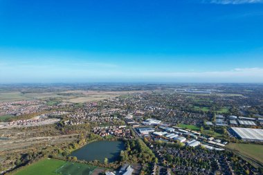 ENGLAND, UK, DUNSTABLE TOWN - 22 Ekim 2022: Dunstable Town Centre, Buildings and Roads of England İngiltere Yüksek Açı Manzarası. Yüksek Açı Drone Kamera Görünümü 