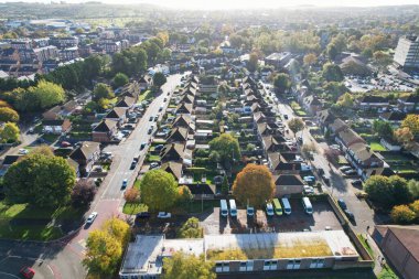 ENGLAND, UK, DUNSTABLE TOWN - 22 Ekim 2022: Dunstable Town Centre, Buildings and Roads of England İngiltere Yüksek Açı Manzarası. Yüksek Açı Drone Kamera Görünümü 