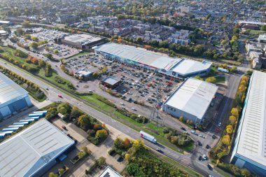 ENGLAND, UK, DUNSTABLE TOWN - 22 Ekim 2022: Dunstable Town Centre, Buildings and Roads of England İngiltere Yüksek Açı Manzarası. Yüksek Açı Drone Kamera Görünümü 