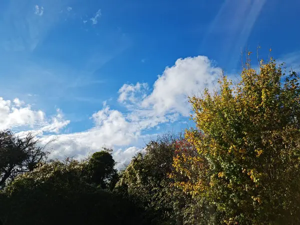 英国の風景の上にカラフルな空と雲の豪華な航空ビュー — ストック写真