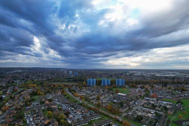 Bulutlu bir günde, Britanya 'nın Luton şehrinin hava görüntüsü  
