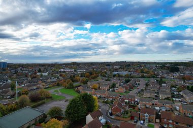 Bulutlu bir günde, Britanya 'nın Luton şehrinin hava görüntüsü  