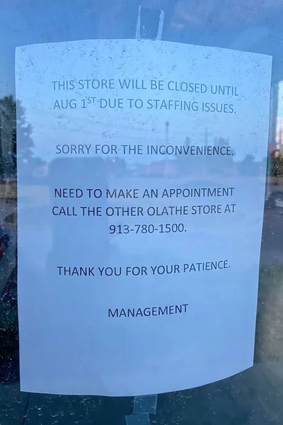 Olathe Kansas 20 Temmuz 2022 Yerel Big O lastikleri personel sıkıntısı nedeniyle haftalarca kapandı.