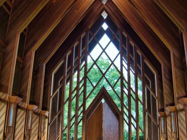 Kingsville Missouri 'deki güzel cam şapelin ön kapıları..