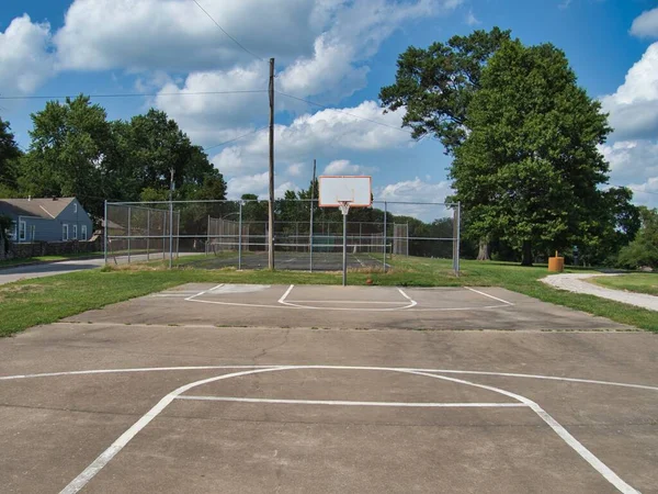 Decent Outdoor Full Court Paola Kansas Hot Sunny Summer Day — 스톡 사진