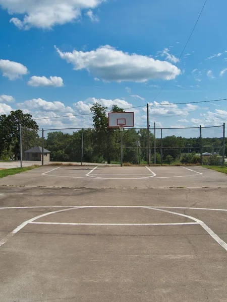 Decent Outdoor Full Court Paola Kansas Hot Sunny Summer Day — Photo