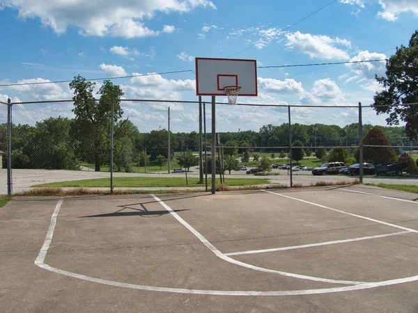 Decent Outdoor Full Court Paola Kansas Hot Sunny Summer Day — 图库照片