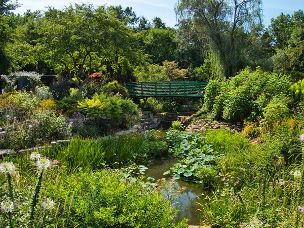 Green Bridge Middle Flower Garden Overland Park Kansas Hot Sunny — Stock Photo, Image