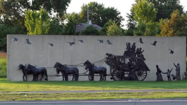 Olathe Kansas August 2022 Old Time Settlers Statue Covered Wagon — Stock Video