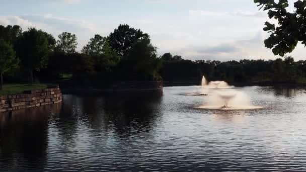 Olathe Kansas August 2022 Dark Rich Colors Water Fountains Overcast — Stock video