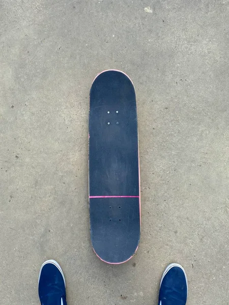 Scrached Pink Skateboard Laying Smooth Concrete Surface Local Skatepark Black — Stok fotoğraf