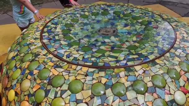 Маленькі Руки Грають Фонтані Мозаїчної Плитки Вічіта Канзасі — стокове відео