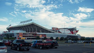 Kansas City, Missouri - 27 Ağustos 2022 - Fırtınadan önceki sessizlik - GEHA sahasında boş bir ok başı stadyumu