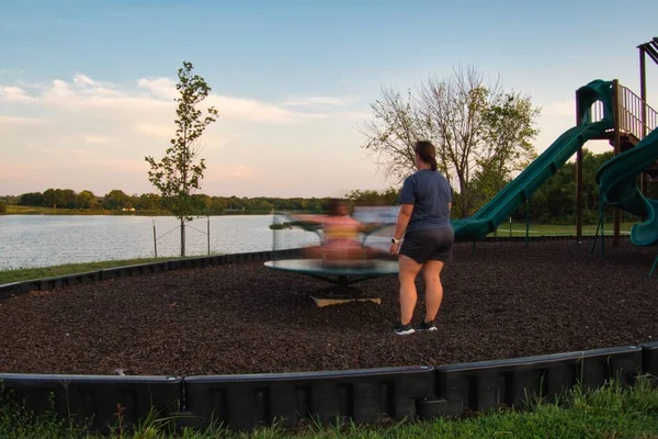 Mujer Girando Niños Feliz Alrededor Primavera Colina Kansas — Foto de Stock