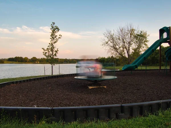 Niños Girando Merry Spring Hill Kansas — Foto de Stock