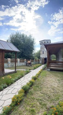 Kulesi olan güzel bir kırsal çit.