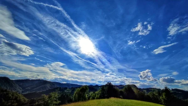 Sininen Taivas Epätavallisilla Pilvillä — kuvapankkivalokuva