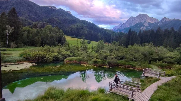 Green Lake Background Mountains — Stok fotoğraf