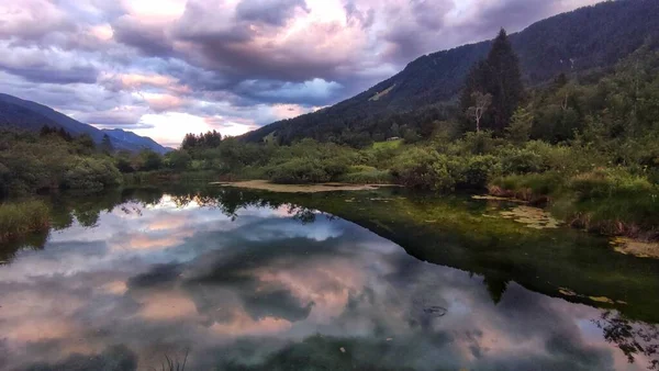 Sunset Colored Clouds Reflected Water — Zdjęcie stockowe