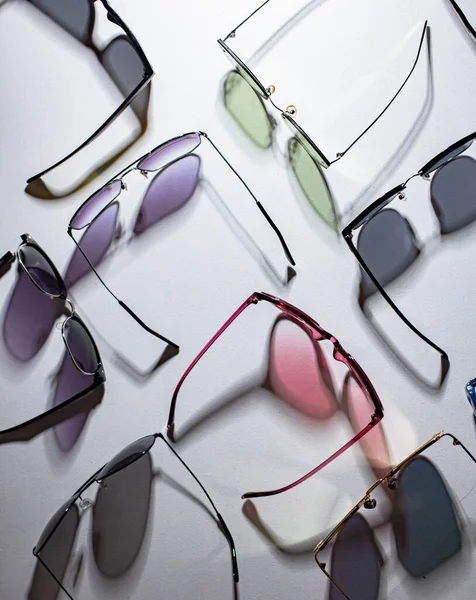 Diferentes Gafas Gafas Sol Color Concepto Mínimo Foto — Foto de Stock