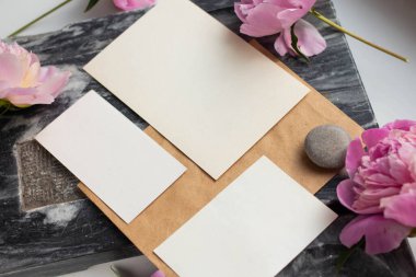 Kara mermer ve mumlu şakayık desenli bir kart.