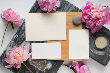 Kara mermer ve mumlu şakayık desenli bir kart.