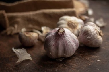 Koyu ahşap masada taze sarımsak.