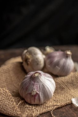 Koyu ahşap masada taze sarımsak.