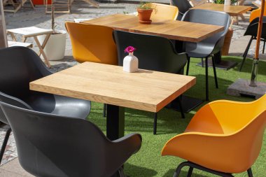 Kafenin içinde. Sandalyeler, masalar, modern restoranlar.