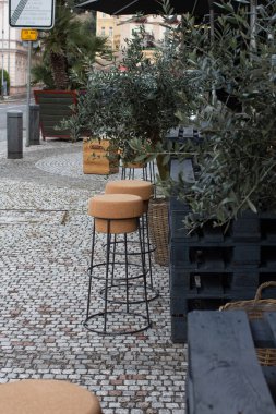 Kafenin içinde. Sandalyeler, masalar, modern restoranlar.