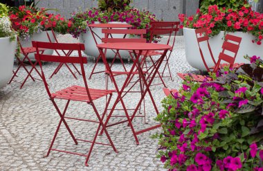 Kafenin içinde. Sandalyeler, masalar, modern restoranlar.